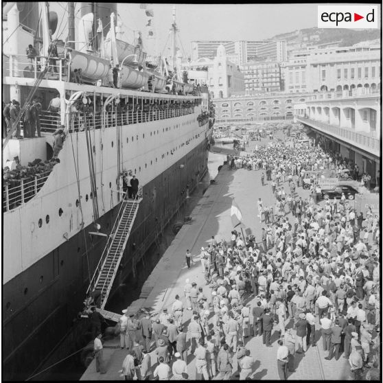 Débarquement de militaires en provenance de Marseille dans le port d'Alger. [Description en cours]