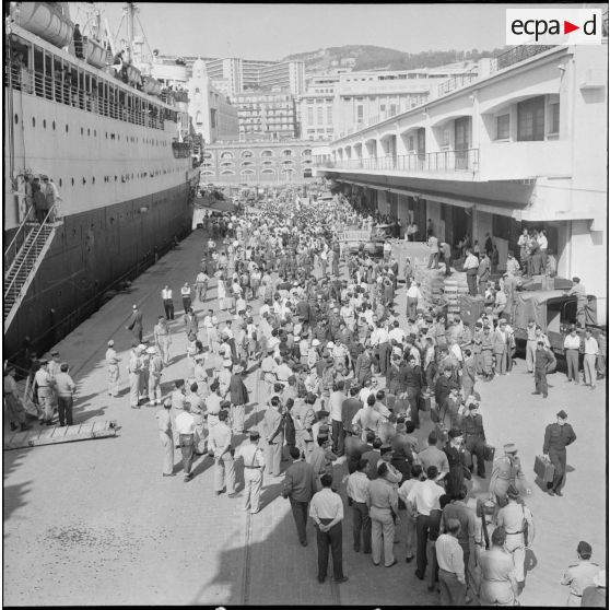 Débarquement de militaires en provenance de Marseille dans le port d'Alger. [Description en cours]