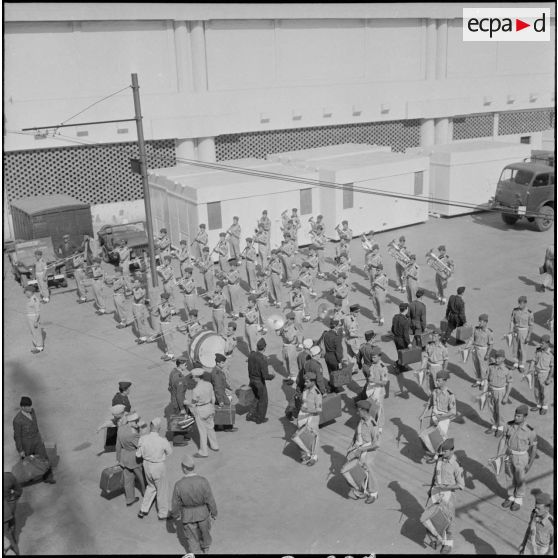 Débarquement de militaires en provenance de Marseille dans le port d'Alger. [Description en cours]
