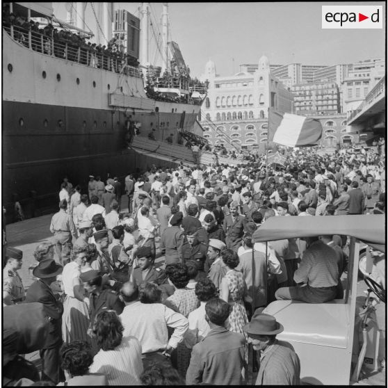 Débarquement de militaires en provenance de Marseille dans le port d'Alger. [Description en cours]
