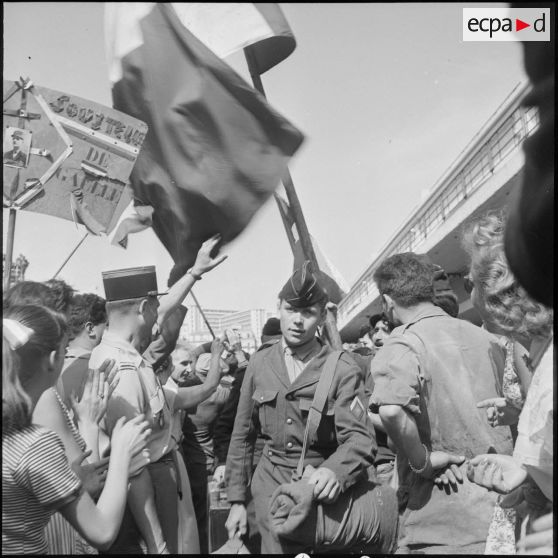 Débarquement de militaires en provenance de Marseille dans le port d'Alger. [Description en cours]