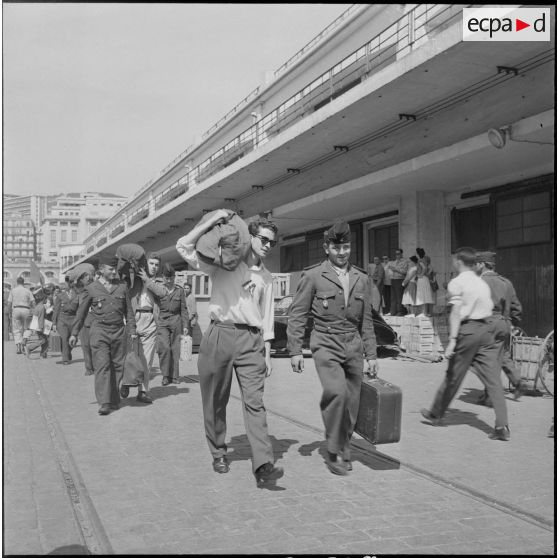 Débarquement de militaires en provenance de Marseille dans le port d'Alger. [Description en cours]