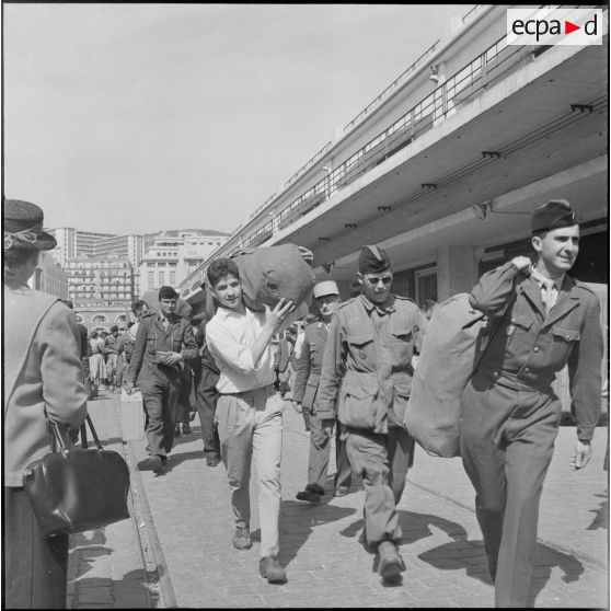 Débarquement de militaires en provenance de Marseille dans le port d'Alger. [Description en cours]