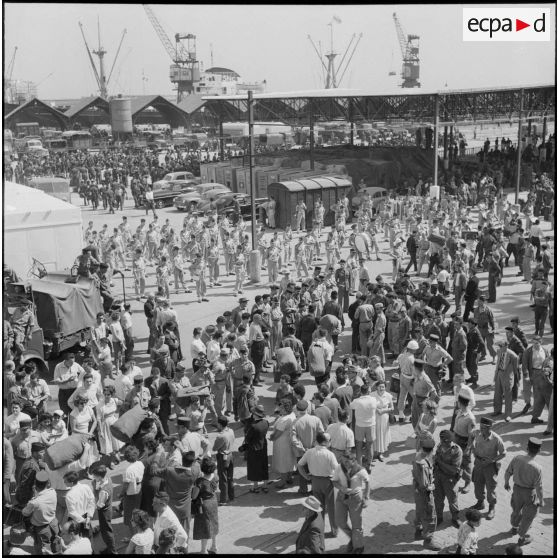 Débarquement de militaires en provenance de Marseille dans le port d'Alger. [Description en cours]