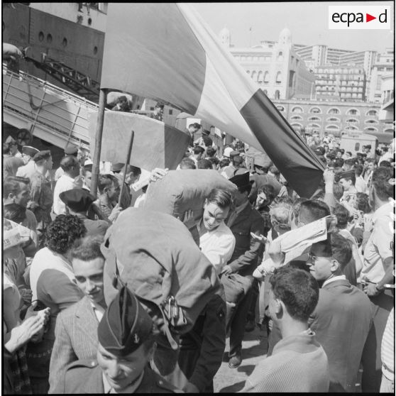 Débarquement de militaires en provenance de Marseille dans le port d'Alger. [Description en cours]