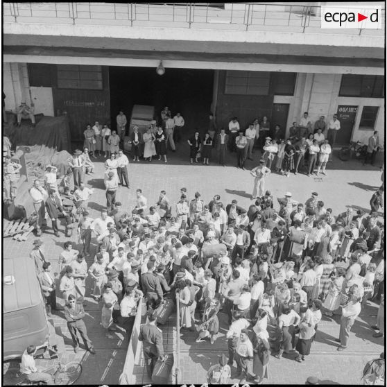 Débarquement de militaires en provenance de Marseille dans le port d'Alger. [Description en cours]