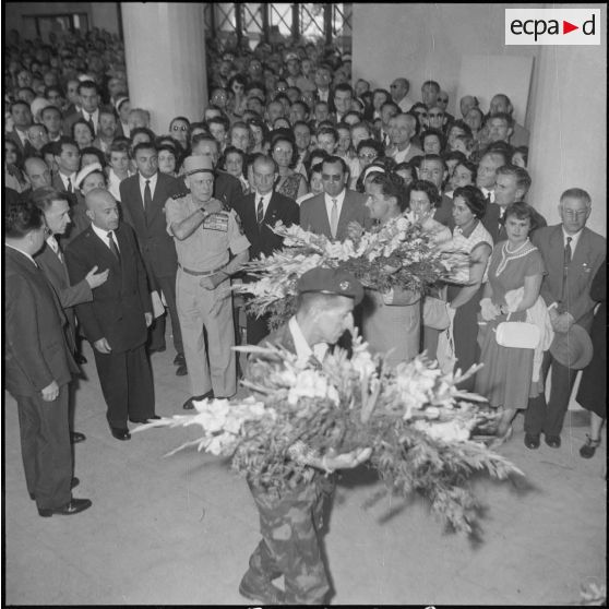 Dépôt de gerbe de fleurs à la stèle dédiée aux fonctionnaires du ministère de l'Algérie. [Description en cours]