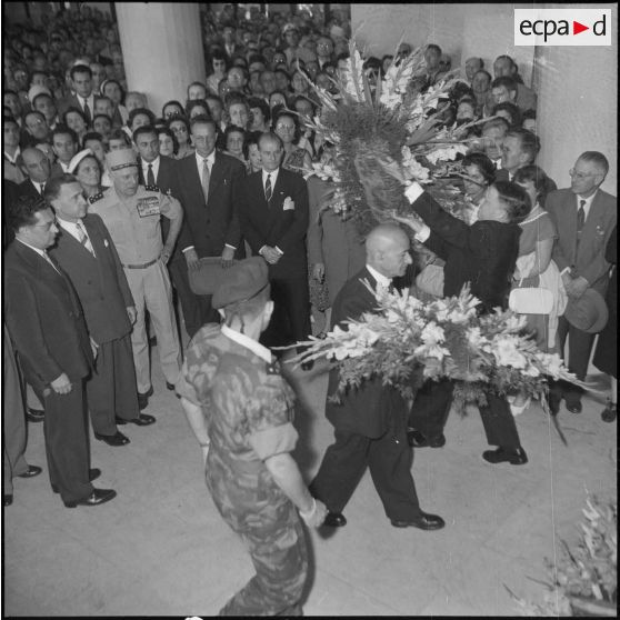 Dépôt de gerbe de fleurs à la stèle dédiée aux fonctionnaires du ministère de l'Algérie. [Description en cours]