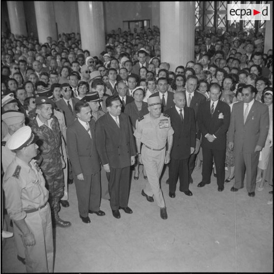 Dépôt de gerbe de fleurs à la stèle dédiée aux fonctionnaires du ministère de l'Algérie. [Description en cours]