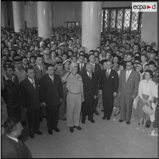 Dépôt de gerbe de fleurs à la stèle dédiée aux fonctionnaires du ministère de l'Algérie. [Description en cours]