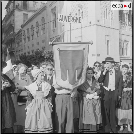 Manifestation d'association de province française à Alger. [Description en cours]
