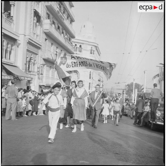 Manifestation d'association de province française à Alger. [Description en cours]