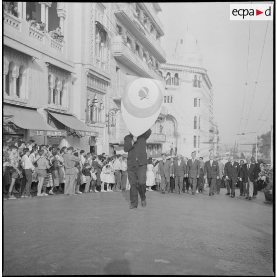 Manifestation d'association de province française à Alger. [Description en cours]