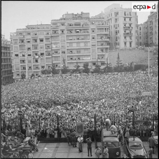 Manifestation d'association de province française à Alger. [Description en cours]
