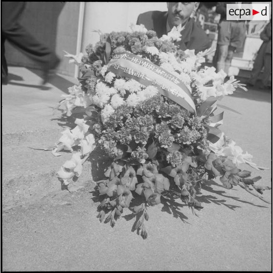 Dépôt de gerbe de fleurs sur la tombe du fils du général Salan. [Description en cours]
