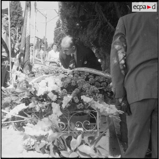 Dépôt de gerbe de fleurs sur la tombe du fils du général Salan. [Description en cours]