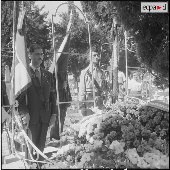 Dépôt de gerbe de fleurs sur la tombe du fils du général Salan. [Description en cours]
