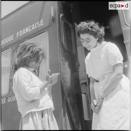 Présentation d'un camion sanitaire offert par la Croix-Rouge. [Description en cours]