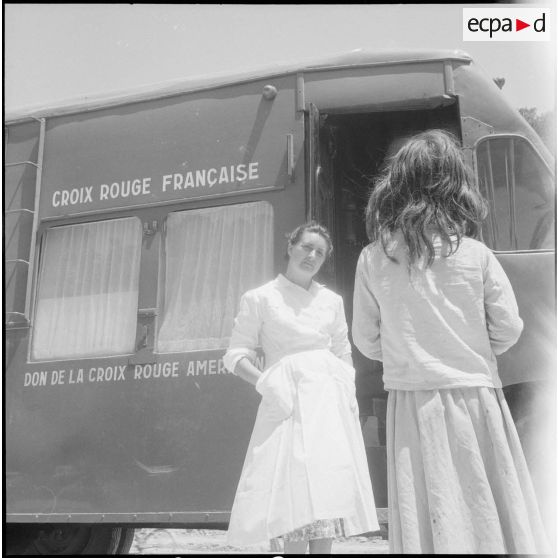Présentation d'un camion sanitaire offert par la Croix-Rouge. [Description en cours]