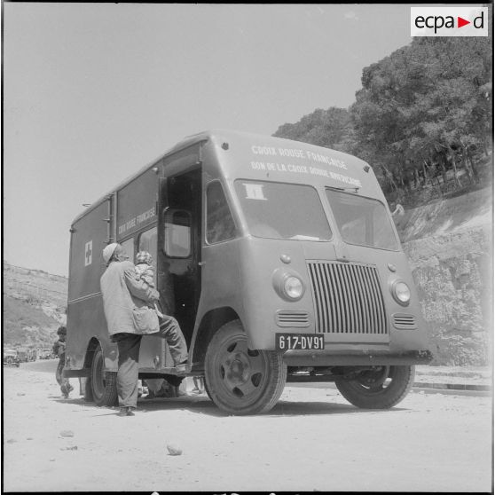 Présentation d'un camion sanitaire offert par la Croix-Rouge. [Description en cours]