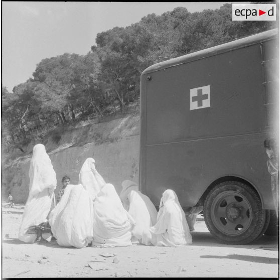 Présentation d'un camion sanitaire offert par la Croix-Rouge. [Description en cours]