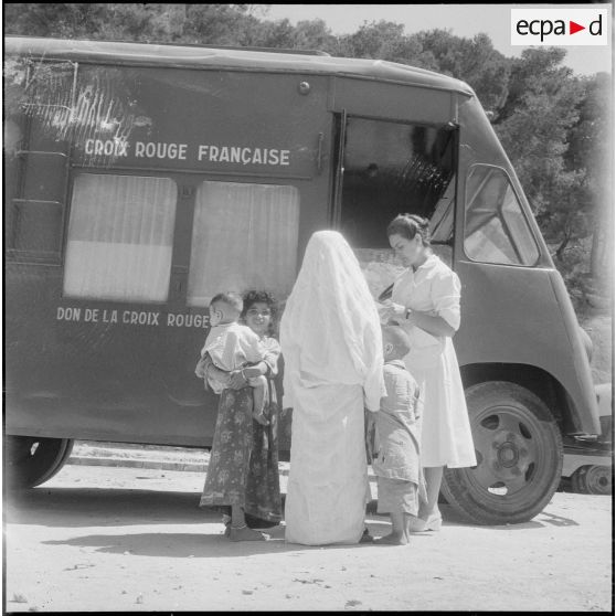 Présentation d'un camion sanitaire offert par la Croix-Rouge. [Description en cours]