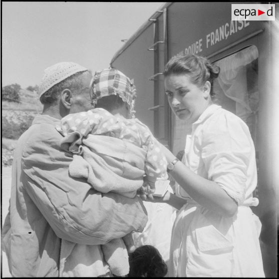 Présentation d'un camion sanitaire offert par la Croix-Rouge. [Description en cours]