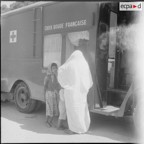 Présentation d'un camion sanitaire offert par la Croix-Rouge. [Description en cours]
