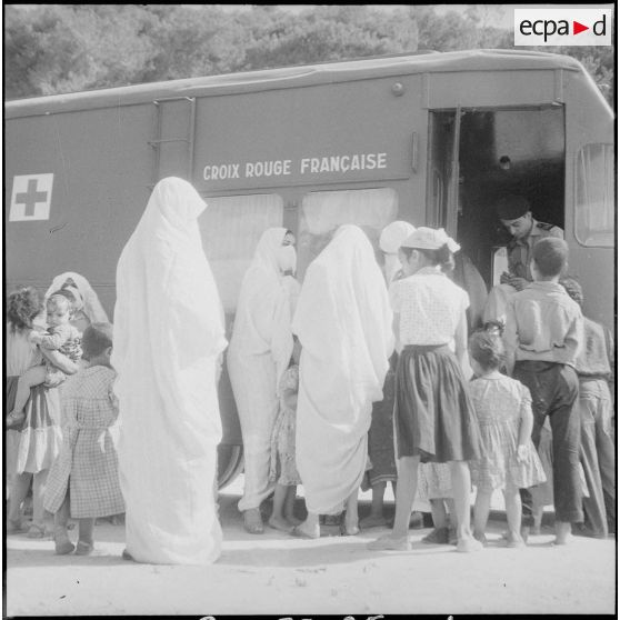 Présentation d'un camion sanitaire offert par la Croix-Rouge. [Description en cours]