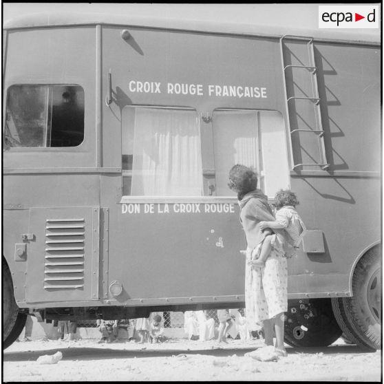 Présentation d'un camion sanitaire offert par la Croix-Rouge. [Description en cours]