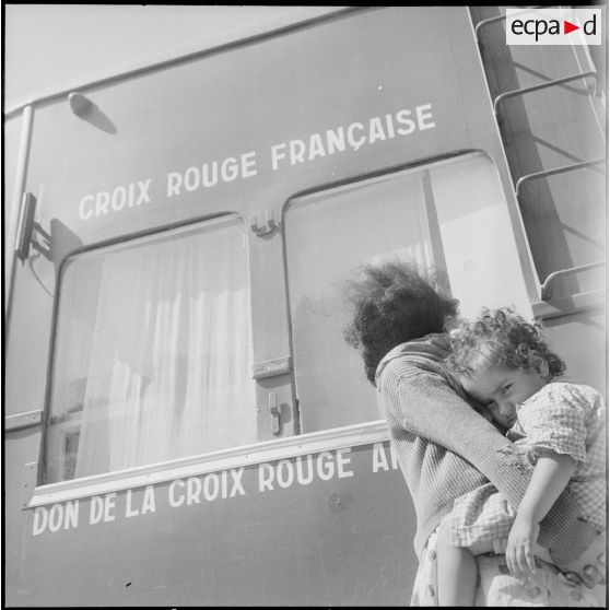 Présentation d'un camion sanitaire offert par la Croix-Rouge. [Description en cours]