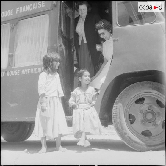 Présentation d'un camion sanitaire offert par la Croix-Rouge. [Description en cours]