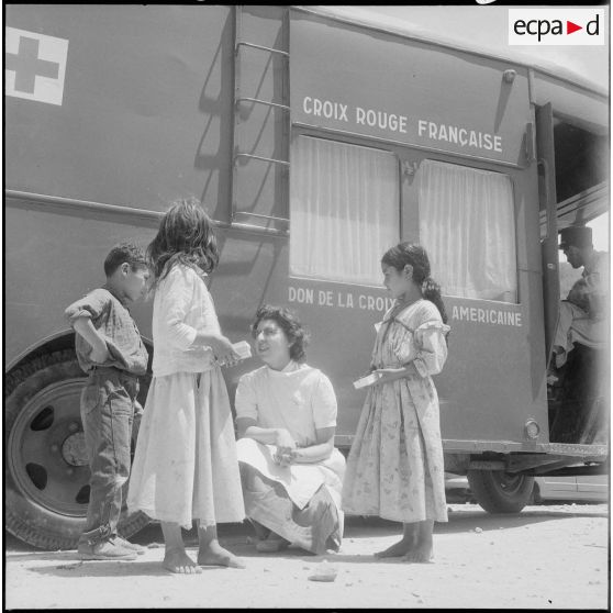 Présentation d'un camion sanitaire offert par la Croix-Rouge. [Description en cours]
