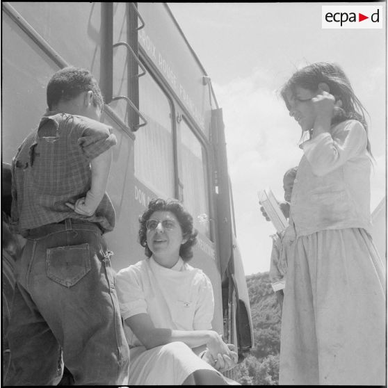 Présentation d'un camion sanitaire offert par la Croix-Rouge. [Description en cours]