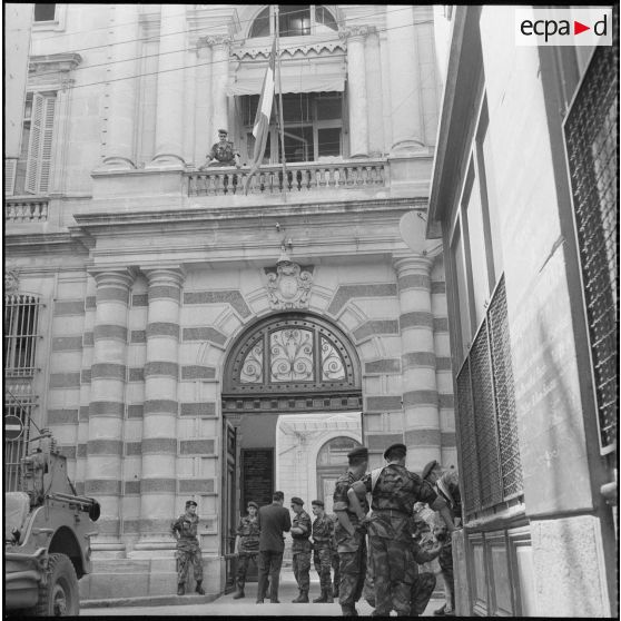 Parachutistes en ville. [Description en cours]