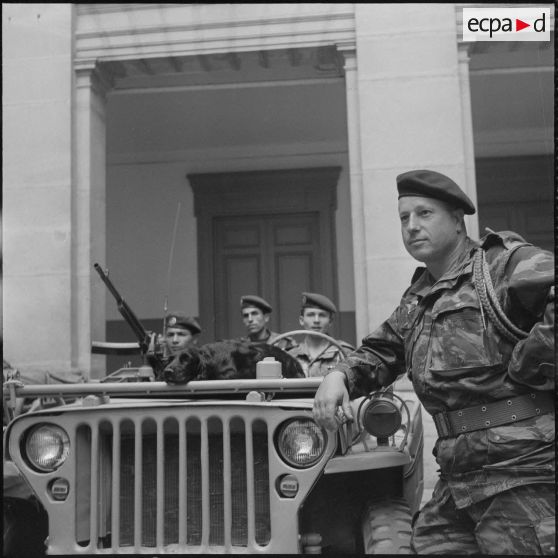 Parachutistes en ville. [Description en cours]