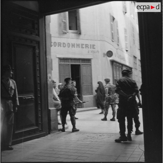 Parachutistes en ville. [Description en cours]