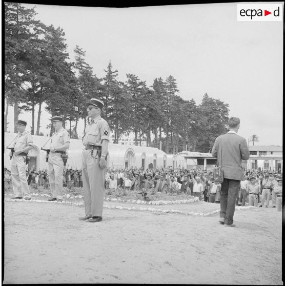 Libération de détenus du camp de Ben Aknoun. [Description en cours]