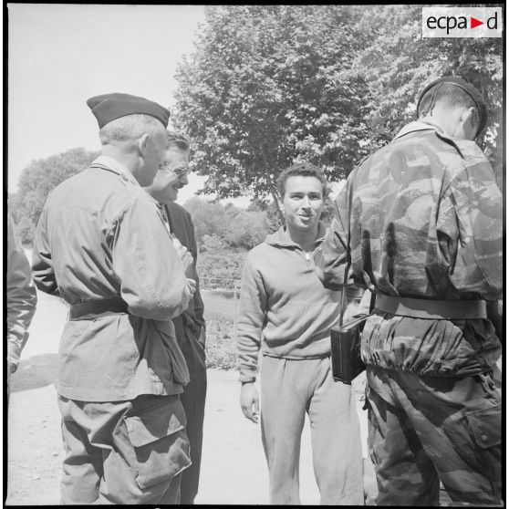 Libération de détenus du camp de Ben Aknoun. [Description en cours]