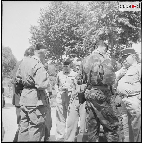 Libération de détenus du camp de Ben Aknoun. [Description en cours]