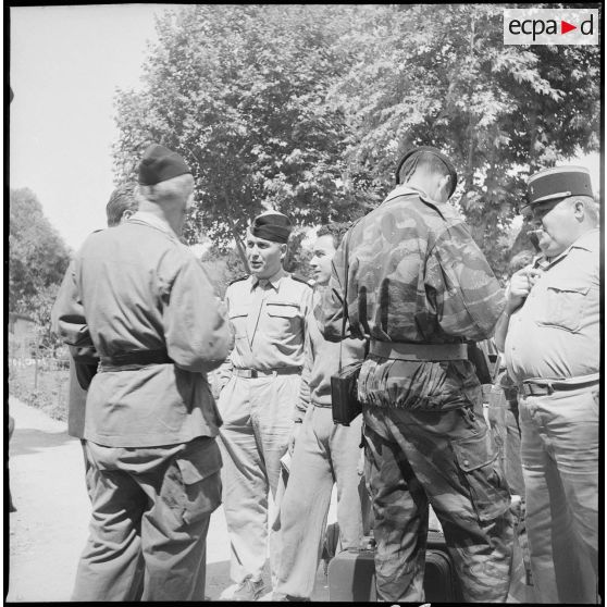 Libération de détenus du camp de Ben Aknoun. [Description en cours]