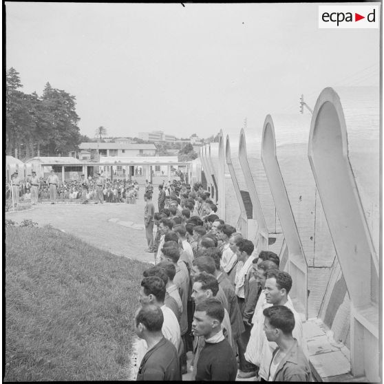 Libération de détenus du camp de Ben Aknoun. [Description en cours]