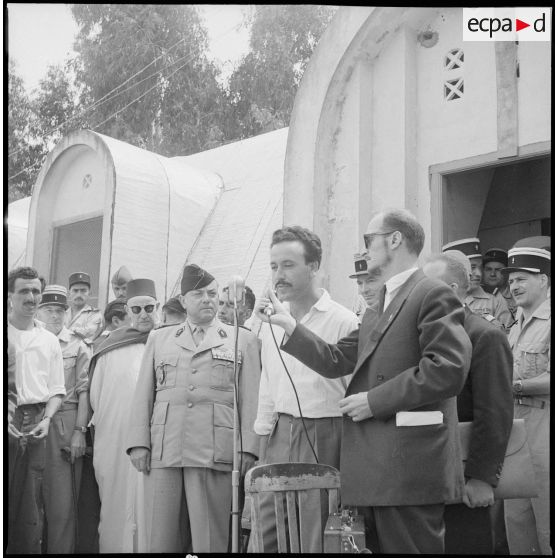 Libération de détenus du camp de Ben Aknoun. [Description en cours]