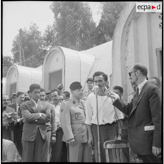 Libération de détenus du camp de Ben Aknoun. [Description en cours]