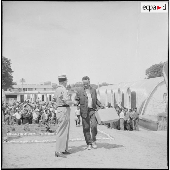 Libération de détenus du camp de Ben Aknoun. [Description en cours]