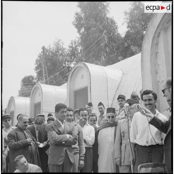 Libération de détenus du camp de Ben Aknoun. [Description en cours]