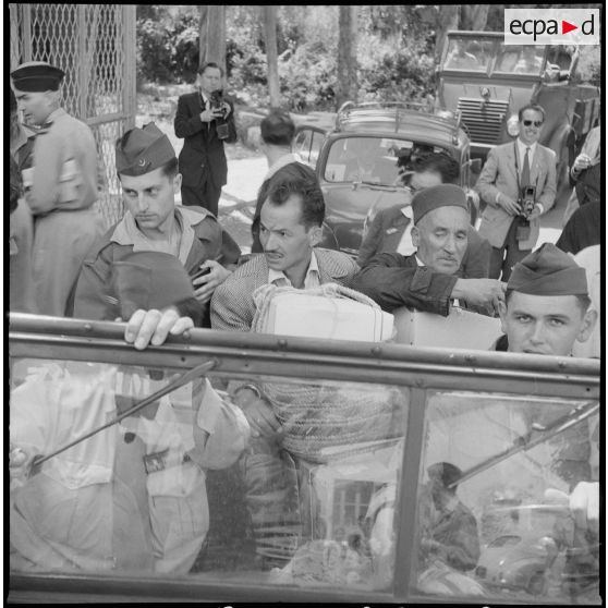 Libération de détenus du camp de Ben Aknoun. [Description en cours]