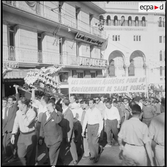 Manifestation du monde du travail à Alger. [Description en cours]
