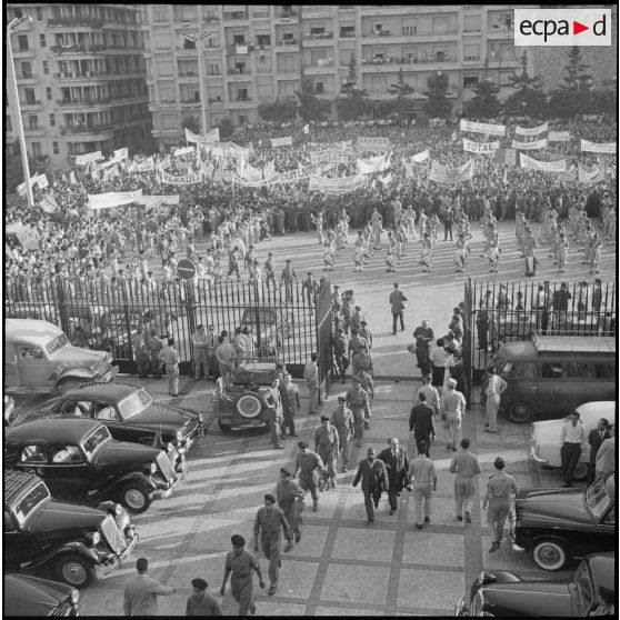 Manifestation en faveur de l'Algérie française avec la participation des jeunes moniteurs du CEMJA. [Description en cours]