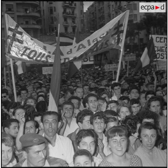 Manifestation en faveur de l'Algérie française avec la participation des jeunes moniteurs du CEMJA. [Description en cours]